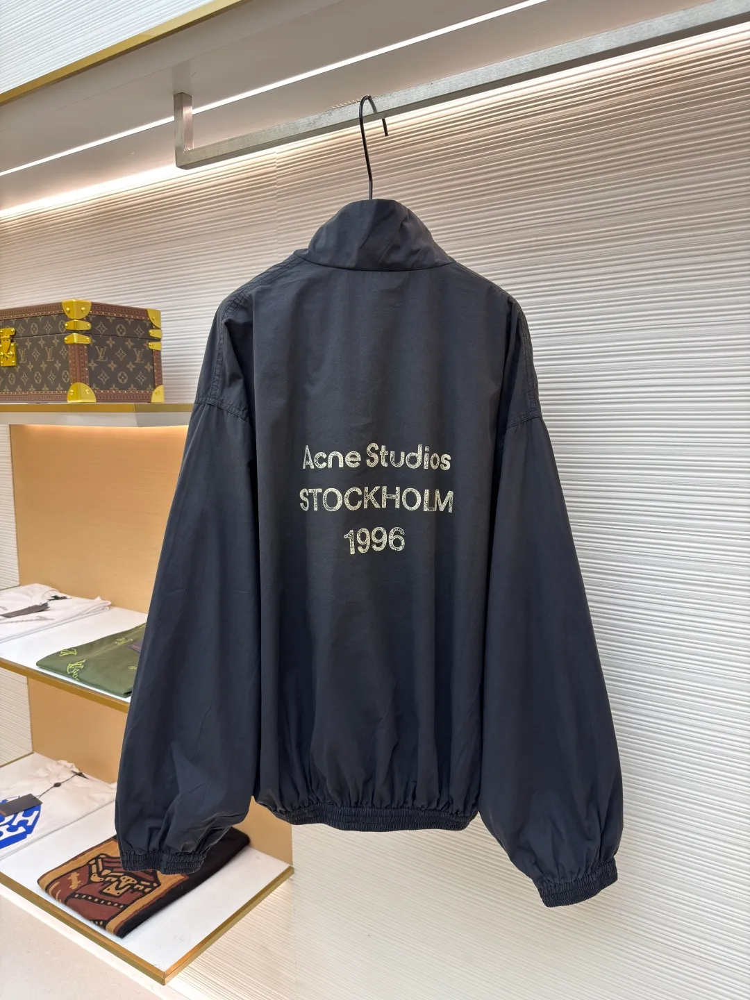 Acne Studios contrasting logo zipper jacket ●Original version: Purchased and developed for 6500 ●Item number: 1681084-B45 ●Material: Illusion elegant cotton fine woven silk fabric ●Technology: Solid printing production ●Version: Loose fit ●Weight: about 600 grams ●Size: 42-44-46-48 ●Description: Customized Illusion elegant cotton fine woven silk, soft and silky, comfortable and close to the skin, with aged black as the color The inadvertently smudged distressed effect meets the carrier of retro sentiments. The panel decorations are displayed in a homogeneous manner. It is embellished with the eye-catching Acne Studios 1996 contrasting logo on the back panel. It has a retro charm and exudes a modern simple fashion sense. The elastic cuffs and hem design cleverly outline the body lines and reveal a sense of high-end that cannot be ignored in the casualness. It is the most stylish fashion pioneer on the street, using solid printing. The chest printing has been modified by the film screen three times. Use glue liquid paint to print the pattern on the fabric, bake the fabric to fix the printed pattern, and use the gradient spraying process to make the clothes appear rich in color under different lights and increase the visual layering. Heavy washing uses a special solution to remove stains and slight fading, and then snowflake washing uses strong washing to remove fading and make the color more uniform. The hem is made at one time using a three-needle waist-stretching machine. The machine's special needle position and feeding mechanism are used to sew the elastic band and the fabric together in the same process. The three-needle design is stronger and can evenly distribute pressure to ensure that the elastic band and the fabric are tightly fitted. The overall wiring is straight and delicate, the fabric is comfortable and soft, and the color is consistent without color difference. It can be matched with the same style to create a fashionable look and control various occasions. Customized accessories, complete with three standards, same style for men and women!